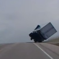 【話題】横風を受けたトラック、横転寸前から奇跡の立て直し 画像