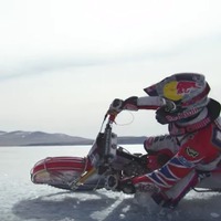 ダニイル・イヴァノフ、世界初のバイカル湖氷上完走 画像