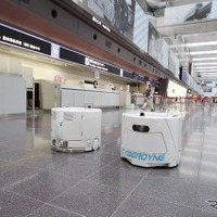 羽田空港国際線ターミナルでクリーンロボットの実証実験 画像