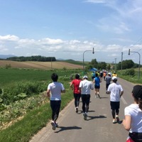iPhone壁紙「青い池」の美瑛町を走るヘルシーマラソン…増田明美がハイタッチ 画像