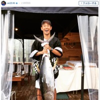 香川真司、大きなマグロを持って満面の笑み「息抜きは大事だね」 画像