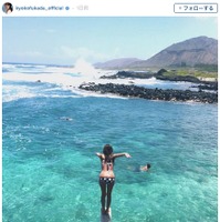 深田恭子、ビキニ水着で海へ「GO！」大胆ダイブ 画像