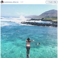 深田恭子、ビキニ水着で海へ「GO!」大胆ダイブ 画像