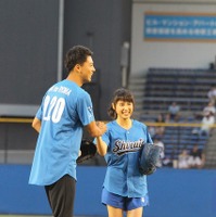 土屋太鳳&竹内涼真がバッテリー組み始球式! ノーバンならず涙… 画像