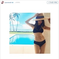 小嶋陽菜、ビキニで美しいくびれ&腹筋をセクシーに披露 画像