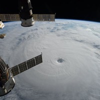 台風18号、上空から捉えた姿に「恐い」など多数の反応 画像