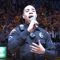 バスケの試合で国歌斉唱予定の歌手が遅刻…かわりに歌ったのはまさかの警官 画像