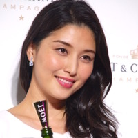 橋本マナミ、囚人服で胸元チラリ…セクシー過ぎてドラマ公式から掲載NG! 画像