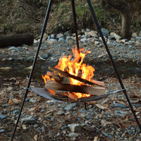 調理と焚き火が一台でできる三脚「ビッグファイアクレードル」発売 画像