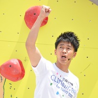 武井壮、嘆きながらもクライミング大技に挑戦！「とんでもないことさせるな、ここのスタッフ…」 画像