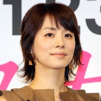 石田ゆり子、スコートからスラリと伸びる美脚…20歳頃の写真に大反響「天使降臨!」 画像