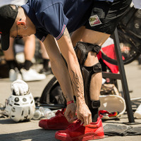 クリスチャン ルブタンが新作メンズスニーカーをバイク・ポロ競技で発表「ピッティ・ウオモ92」 画像