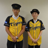 阪神タイガース「ウル虎の夏」を盛り上げる！阪神電車の駅係員がユニフォーム着用 画像