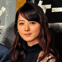 佐々木希、故郷・秋田の海を望む姿に…ファン「背中が美しい~!」 画像