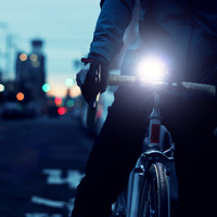 広く、遠くまで照らす自動調光式の自転車用ライト「ラディエイト400」発売 画像