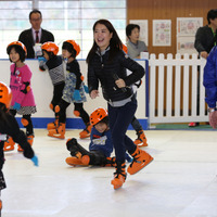 鈴木明子、閉校になる学校の生徒とスケートで交流…スケートキャラバン 画像