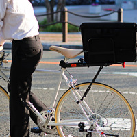 量や形に合わせて変化する自転車用荷台「バリアングルリアキャリア」発売 画像