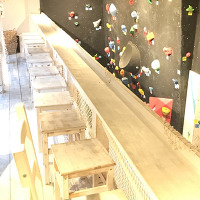 カフェ併設ジムで大人が楽しめる「ボルダリングコン」2月開催 画像