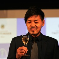 松井大輔、誕生日は妻・加藤ローサとシャンパンでお祝い…「1年また歳を取ったね」 画像