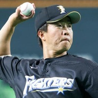日本ハム・鶴岡慎也、「コトイチ」送球で21歳守護神救う「もうあんなボール投げられない」 画像