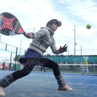 スペイン生まれのラケットスポーツ「パデル」が楽しめるコートが神戸にオープン 画像
