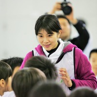 時速300kmのスマッシュにビックリ！潮田玲子が東北の子どもたちと触れ合う 画像