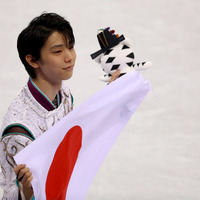 横ピースで「ファンのことを見ているよ」羽生結弦とプルシェンコの2ショット公開 画像