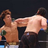 【RIZIN.43】“親友対決”で流血ストレートと非情のサッカーボールキック　新居すぐるが飯田にKO勝ち　「健夫、愛してるぞ！」 画像