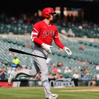 【MLB】大谷翔平、途中交代に公式「痙攣のため」と説明　2打席連続38号直後に左脇腹を気にする素振り 画像