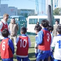 本田圭佑がサプライズ訪問で子どもたちをサポート「プロになるためには……」　“二刀流”で熱血指導「毎回チャレンジしてください」 画像
