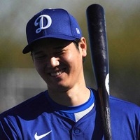【MLB】「思わず満面の笑顔に」大谷翔平、トラウトへの飛球で場内大歓声　手を挙げて「ナイスキャッチ」 画像