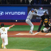 【MLB】「公式も注目」大谷翔平、ダルビッシュ有とのメジャー初対決は“快足飛ばすも”遊ゴロ 画像