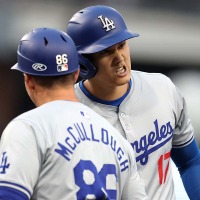 【MLB】「痛ぇぇ……」大谷翔平、ドン詰まりに思わず塁上で“しかめっ面”　3試合ぶり左前打で出塁 画像