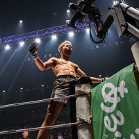 【RIZIN.48】朝倉未来が認める18歳の“超新星”秋元強真、1RTKOで鮮烈デビュー　朝倉海と笑顔でハイタッチ「盛り上げていくのは僕」 画像