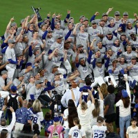【MLB】「大谷さんを探せ」地区優勝時は“捜索”相次ぐも……大谷翔平、この日は中央で優勝トロフィー掲げる 画像