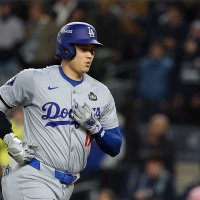 【MLB】「吊り具を着けているようだ」“強行出場”の大谷翔平に、米放送局・記者らが注目　「肩が不用意な動きをしないように」 画像