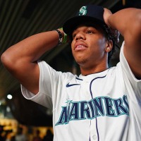【MLB】「衝撃的だ」マリナーズの逸材“両利き投手”がプロデビュー メジャー公式も熱視線「右で99マイル、左で92マイルを計測」 画像