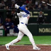 【MLB】大谷翔平、挨拶代わりの“特大アーチ”を地元紙も速報「皆さんが寝ている間に打ちました」 最強打線が1イニング3発の破壊力 画像
