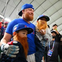 【MLB】「素晴らしい瞬間だった」カブスの40歳ベテラン野手、ファンへの“神対応”を米メディアが絶賛 動画は1日経たずに9万いいね超えと大バズり 画像
