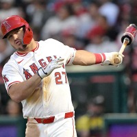 【MLB】トラウト、大谷翔平の前で復活アピール“177キロ”弾丸アーチ「レーザービームだ」 右翼手でも軽快な動き 画像