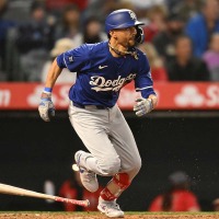 【MLB】体調不良のベッツが米国開幕前のOP戦で“復活” 公式は「守備面で大きな影響」と評価、ロバーツ監督も太鼓判「事態は好転」 画像