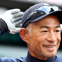 【MLB】51歳イチロー氏、マリナーズ開幕戦でキレキレ“135キロ”始球式 米メディア「彼だけが出来る唯一の方法」 画像