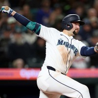 【MLB】マリナーズの正捕手ローリー、魚雷バットで「ジャッジ超え」の“6戦6発”アーチ量産 スイッチヒッター“左打席のみ”で使用 画像
