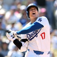 【MLB】「うおおお!」大谷翔平が思わず絶叫、抜けたシンカーが顔面付近を通過する“アクシデント”に驚愕の表情見せる 画像