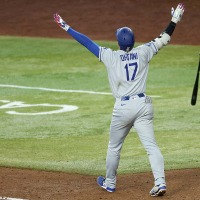 【MLB】大谷翔平の12号「万歳ポーズ」で思い出される“世界の王”の歴史的名場面 劇的弾直後の姿に注目「アリゾナの信じられない夜」 画像