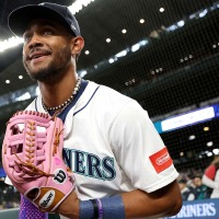 【MLB】「今週のスーパープレー集」前代未聞、外野手2人の連携本塁打キャッチ イチロー“愛弟子”フリオの好捕連発ほか【5月11日~17日】 画像