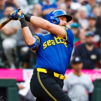 【MLB】マリナーズ主砲ローリー、再び1試合2発“20号21号”でジャッジをリード 米記者驚愕の57本ペース「捕手最多記録を楽々更新する」 画像