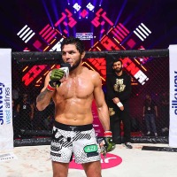 【UFC】ムサエフ、デビュー戦相手の“装い”にファン衝撃……「みたことある帽子かぶってるな」 相手はキルギス出身の27歳 画像