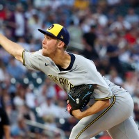 【MLB】驚愕の100マイル超え「89/216球」……ブルワーズ23歳怪物右腕、史上最少“デビュー5登板”でAS選出に涙「言葉が出ないよ……」 画像