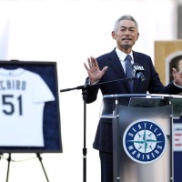 【MLB】イチロー氏、永久欠番セレモニーで「レッツプレイボール!」 “愛弟子”フリオが2打席連続アーチで祝福 画像